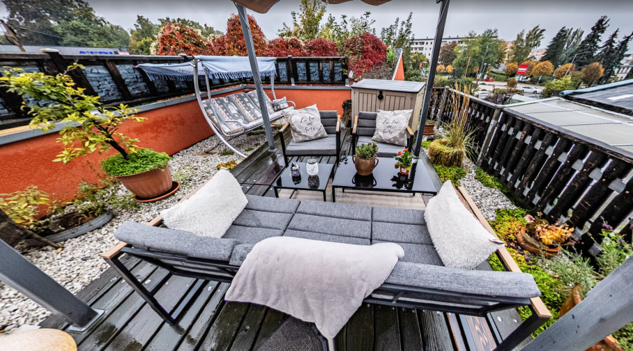 Sonnenterrasse der Pension Kluge in Freiberg mit gemütlicher Sitzlounge und Ausblick in den Garten.