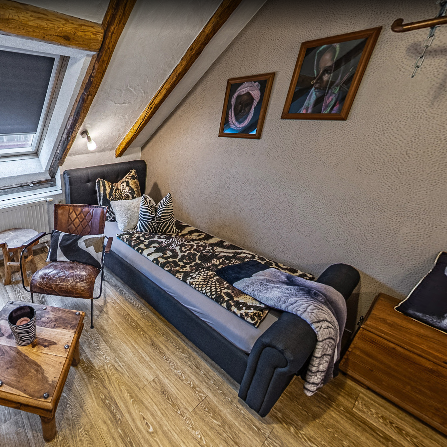 Mehrbettzimmer unter dem Dach der Pension Kluge in Freiberg, ideal für Familien und Monteure.