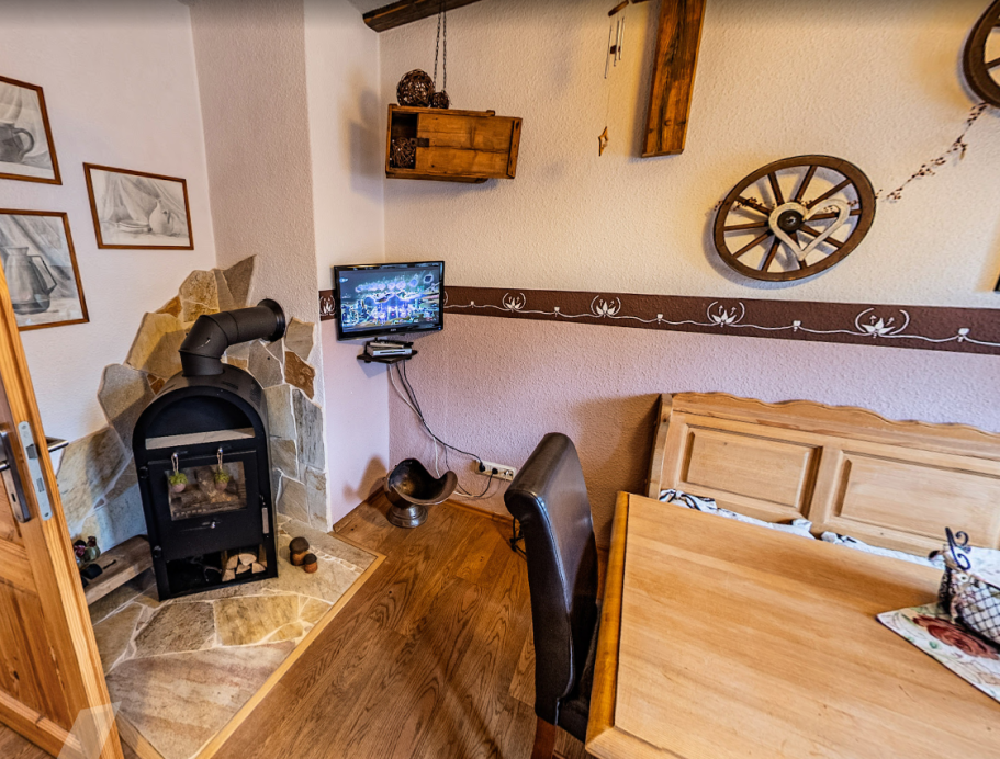 Frühstücksraum der Pension Kluge mit Holzmöbeln, Dekoration und Kaffeemaschine in warmer Atmosphäre.
